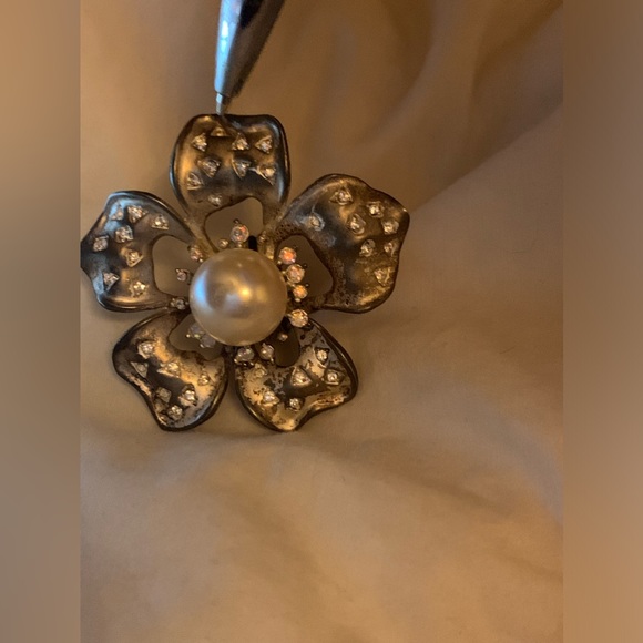 Vintage Large Metal Flower Ring Iridescent Crystals Faux Pearl Center Jewelry - Picture 9 of 11